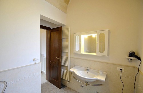 Diso House | Borgo Salino B: A characteristic and welcoming three-story apartment in the characteristic style of the Apulian countryside, with Free WI-FI.