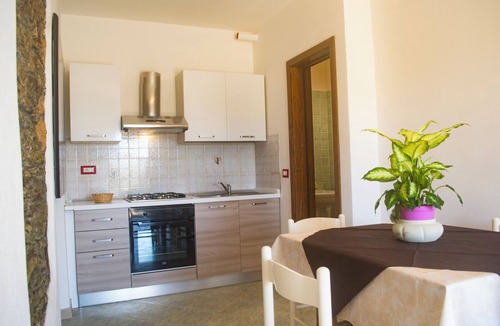 Sassari House | Camera quadrupla vista mare con bagno e cucina