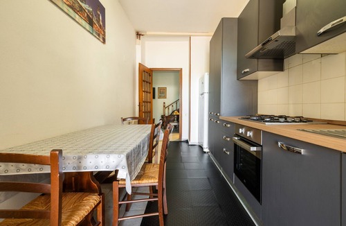 Maddalenedda Apartment | Casa Liliana – Maddalena Spiaggia: Bright Holiday Home Steps from the Sea