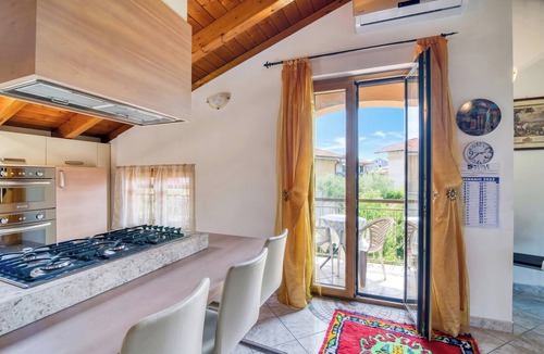 Cadrezzate Apartment | Casa Maddalena Private Beach, 2BR Sleeps 4, Cadrezzate con Osmate, Italy