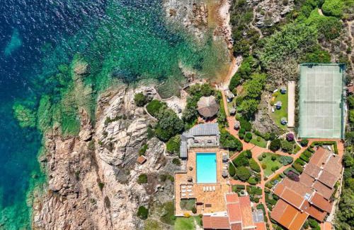 Villaggio Piras House | CASA MUGHETTO R5055 WiFi, seafront, private sea access, swimming pool