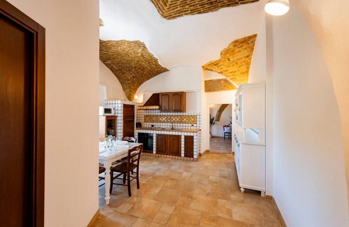 Vasto Apartment | Charming and comfortable 85 square meters apartment, perfect for four people, located in a detached period building with vaulted ceilings (access via steps).The property is centrally located near the Belvedere di Vasto (pedestrian area) and enjoys a sple