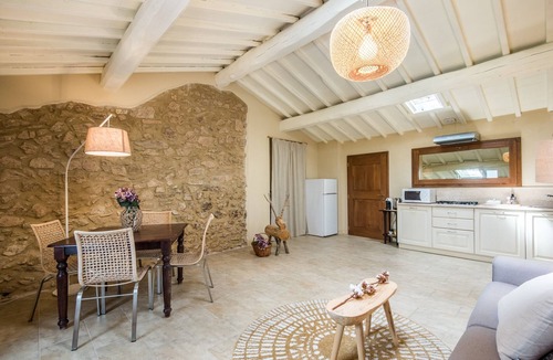 Simignano Apartment | Chic Apartment "Mandorlo en Brotes" Tuscany, Shared Pool & Jacuzzi, Air Conditioning