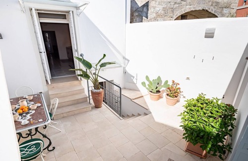 Ortelle Apartment | Comfortable apartment with private internal courtyard, located in a period residence of which it retains evidence of the original architecture, such as the stone vaults and niches in the walls. In 90 m2 the apartment accommodates up to 6 people with grea