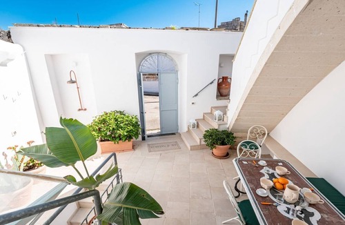 Ortelle Apartment | Comfortable apartment with private internal courtyard, located in a period residence of which it retains evidence of the original architecture, such as the stone vaults and niches in the walls. In 90 m2 the apartment accommodates up to 6 people with grea