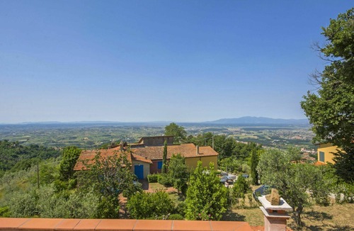 Giugnano Apartment | Cosy apartment for 5 people with WIFI, pool, TV, pets allowed and parking