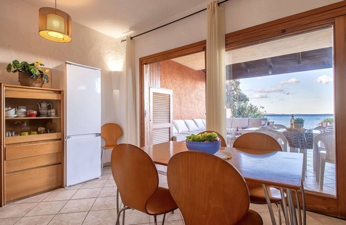 Golfo di Marinella Apartment | Cosy apartment for 6 people with A/C, pool, TV, terrace and pets allowed