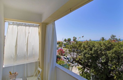 Marina di Pietrasanta Apartment | Cosy apartment for 4 guests with WIFI, TV and terrace