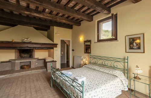 Agello Bed & Breakfast | Cosy room for 2 people with A/C, pool, WIFI, TV and pets allowed, close to Perugia