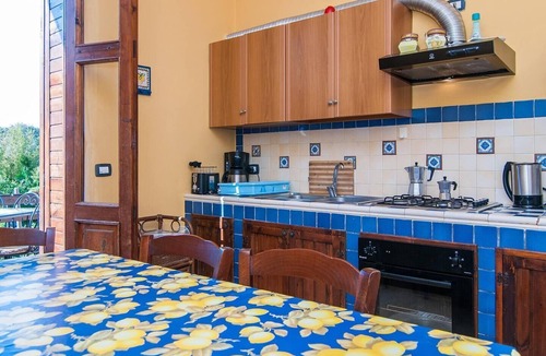 Noto Marina Cottage | Cottage - Sleeps 4 - Parking - Garden