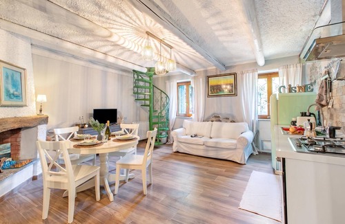Angera Apartment | Dimora Della Rocca Private Garden, WIFI, BBQ & Parking, Angera, Italy