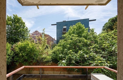 Santa Maria in Stelle Apartment | Elegant Family Apartment with Terrace & Shared Garden, Steps from Lido Beach