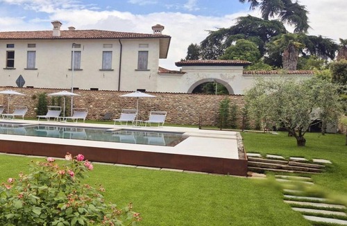 Adro Apartment | Elegant suite with shared pool