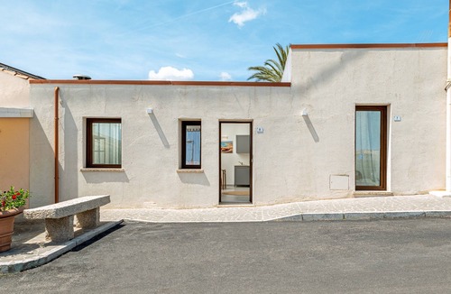 Monte Petrosu Apartment | 'Ghjlgolu Suites - Molara Room' Apartment with Wi-Fi and Air Conditioning