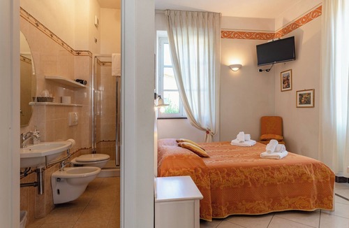 Diecimo Apartment | Ground Floor Apartment - White/Gold