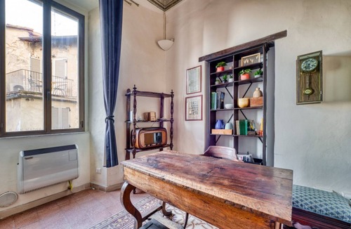 Old Town Apartment | GuestHost - Charming 60 sqm studio apartment, accommodating up to 3 guests, located on the first floor of a historic building without an elevator.The property is located in the heart of Perugia, in Piazza della Repubblica (Corso Vannucci), in an area sur