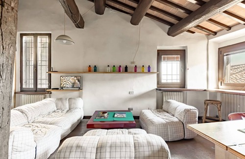 Old Town Apartment | GuestHost - Quiet and central apartment on two levels, able to accommodate up to 3 people. The accommodation offers panoramic views over the city's rooftops and the interior is enriched with exposed wooden beams that add a touch of warmth and history. Lo