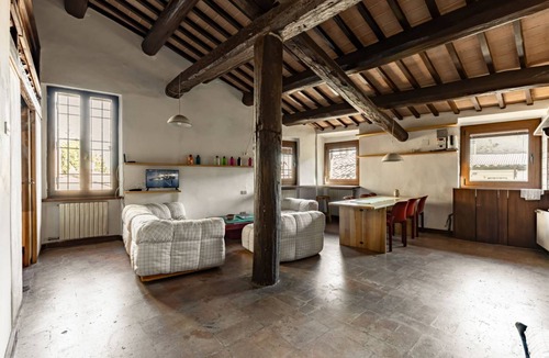 Old Town Apartment | GuestHost - Quiet and central apartment on two levels, able to accommodate up to 3 people. The accommodation offers panoramic views over the city's rooftops and the interior is enriched with exposed wooden beams that add a touch of warmth and history. Lo