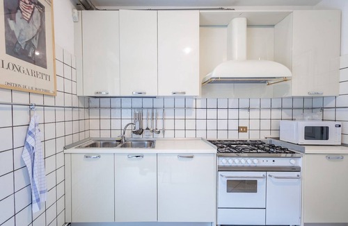 Bergamo Apartment | GuestHost - Spacious 100 sqm apartment in the Santa Lucia district of Bergamo, ideal for 4 people. Equipped with air conditioning and wifi, it features an elegant winter garden, perfect for enjoying natural light all year round. Located in a quiet and