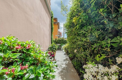 Bergamo Apartment | GuestHost - Spacious 100 sqm apartment in the Santa Lucia district of Bergamo, ideal for 4 people. Equipped with air conditioning and wifi, it features an elegant winter garden, perfect for enjoying natural light all year round. Located in a quiet and