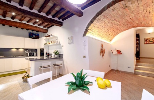 Siena Apartment | GuestHost - Spacious and elegant 200 sqm farmhouse with independent entrance, able to accommodate up to 10 people, organized on two levels, connected by an internal wooden staircase (NOT suitable for disabled people). The house is part of an ancient conv