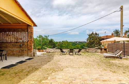 Siena Apartment | GuestHost - Spacious and elegant 200 sqm farmhouse with independent entrance, able to accommodate up to 10 people, organized on two levels, connected by an internal wooden staircase (NOT suitable for disabled people). The house is part of an ancient conv