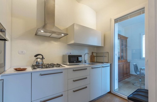 Saragozza-Porto Apartment | GuestHost - The apartment is located in a historic building in Porta Saragozza, a prestigious area of ​Bologna, at the foot of the hills and at the beginning of the monumental portico of San Luca, the longest in the world, which reaches the Basilica