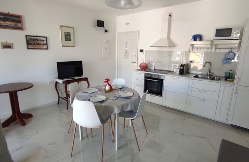 Porto d'Ascoli House | Holiday Home 'Sun Max - Near The Sea' with Sea View, Wi-Fi and Air Conditioning