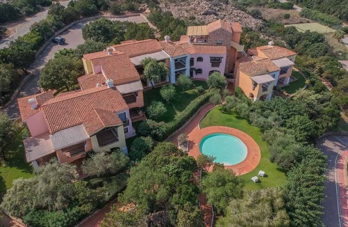 Liscia di Vacca Apartment | Holiday apartment with communal pool by the sea