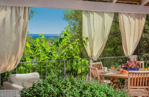 Case Peschiera-Lu Fraili Apartment | Holiday Apartment "Tavolara" with Sea View, Private Terrace, Shared Pool & Air Conditioning