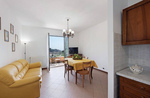 Varazze House | Holiday Home "Bagetti" with Sea View, 2 Private Terraces and Wi-Fi