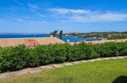 Baja Sardinia House | Holiday Home 'Brezza Costa Smeralda' with Sea View, Wi-Fi and Air Conditioning