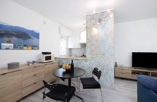 Sarnico Apartment | Holiday Home 'Miki' with Private Terrace, Wi-Fi and Air Conditioning