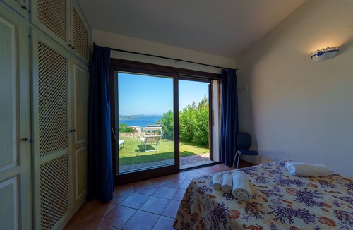Baja Sardinia House | Holiday Home 'Villetta Orso' with Sea View, Wi-Fi and Air Conditioning