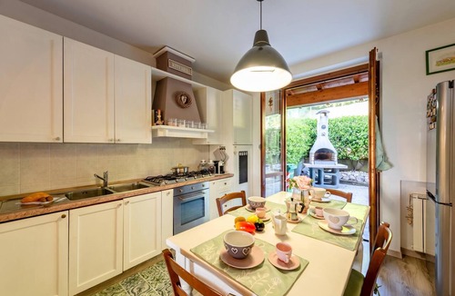 Besozzo House | HomeSweetHome Lake-View Villetta a schiera with Garden, Besozzo, Italy