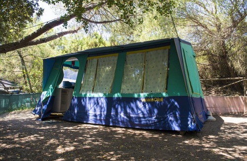 Marina di Castagneto Carducci House | Tent Navajo 4/6 beds: Tent equipped of about 25mq with 3 bedrooms (a matrimonial bedroom and 2 small bedrooms with 2 beds, a lounge with a kitchen equipped with cooker, fridge, saucepans, cutlery and all the necessary for cooking.If you wish to travel in
