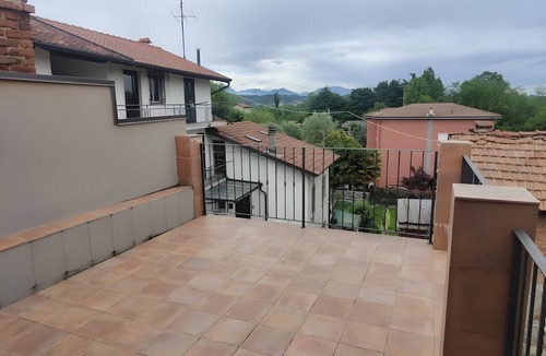 Fino Mornasco Apartment | 'La Cà De' Mi Vecc' with Private Terrace and Wi-Fi