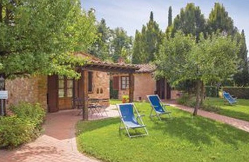 Castiglione del Lago Apartment | Lovely apartment for 4 people with WIFI, pool, TV, patio and pets allowed