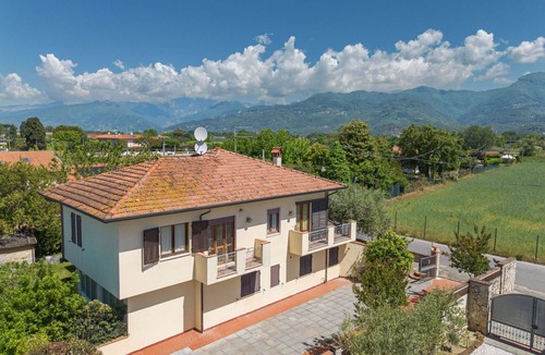 Marina di Pietrasanta Apartment | Lovely apartment for 6 people with WIFI, TV and patio