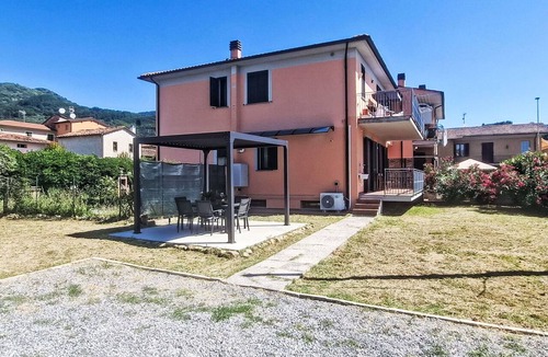 Collodi Apartment | Lovely apartment for 6 people with A/C, TV, patio and pets allowed