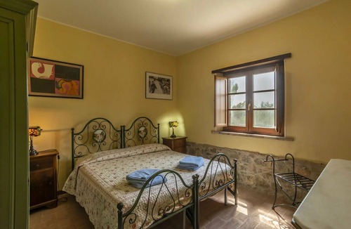 Agello Bed & Breakfast | Lovely room for 4 people with A/C, pool, WIFI, TV, veranda and pets allowed, close to Perugia