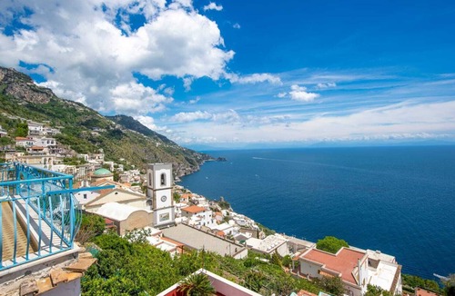 Praiano House | Mariantonietta House: bright colorful rooms, overlooking the vast sea
