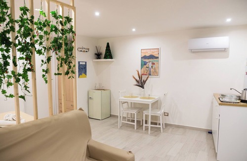 Quartieri Spagnoli House | Mini apartment typical of the Spanish quarters. Experience the city like a local!