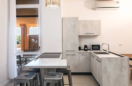 Portisco House | Modern Holiday Apartment “Urbansea House” with Air Conditioning & Wi-Fi; Parking Available