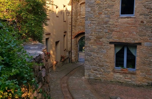 Monte Vibiano Vecchio Apartment | Montelagello castle of the 12th century, 65-square-meter apartment