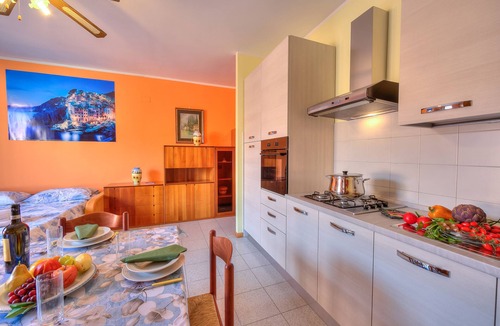 Roe Apartment | Peter's Cozy Studio-Balcony+Free Parking, Roè Volciano, Italy
