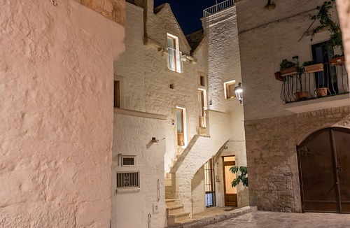 Centro Storico Apartment | Prima Stella - Campanile Inn Comfortable room in historic building -Locorotondo