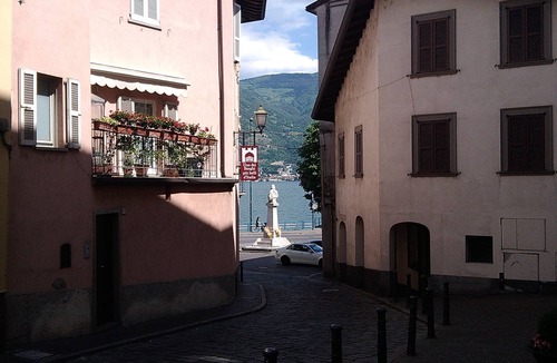 Lovere Old Town Apartment | Rika apartment in front of Lake Iseo