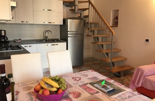 Cassone House | ROMANTIC COTTAGE WITH 2 Double Bedrooms—LAST-MINUTE RENTAL from August 23 to 28—GARAGE.