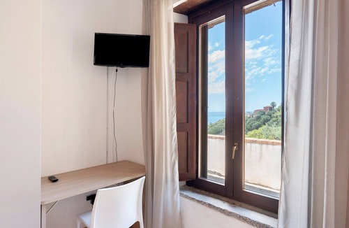 Caprioli Apartment | Room 'Camera Donna Carmela Vista Mare' with Sea View, Wi-Fi and Air Conditioning